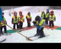 Mateřské i základní školy se učí lyžovat