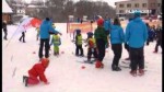 Ski fanatici učí mateřské školy lyžovat.