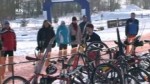 Příznivci zimního triatlonu se v neděli sešli na Ratajích.