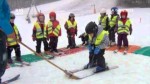 Mateřské i základní školy se učí lyžovat