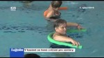 V bazéně se koná cvičení pro seniory